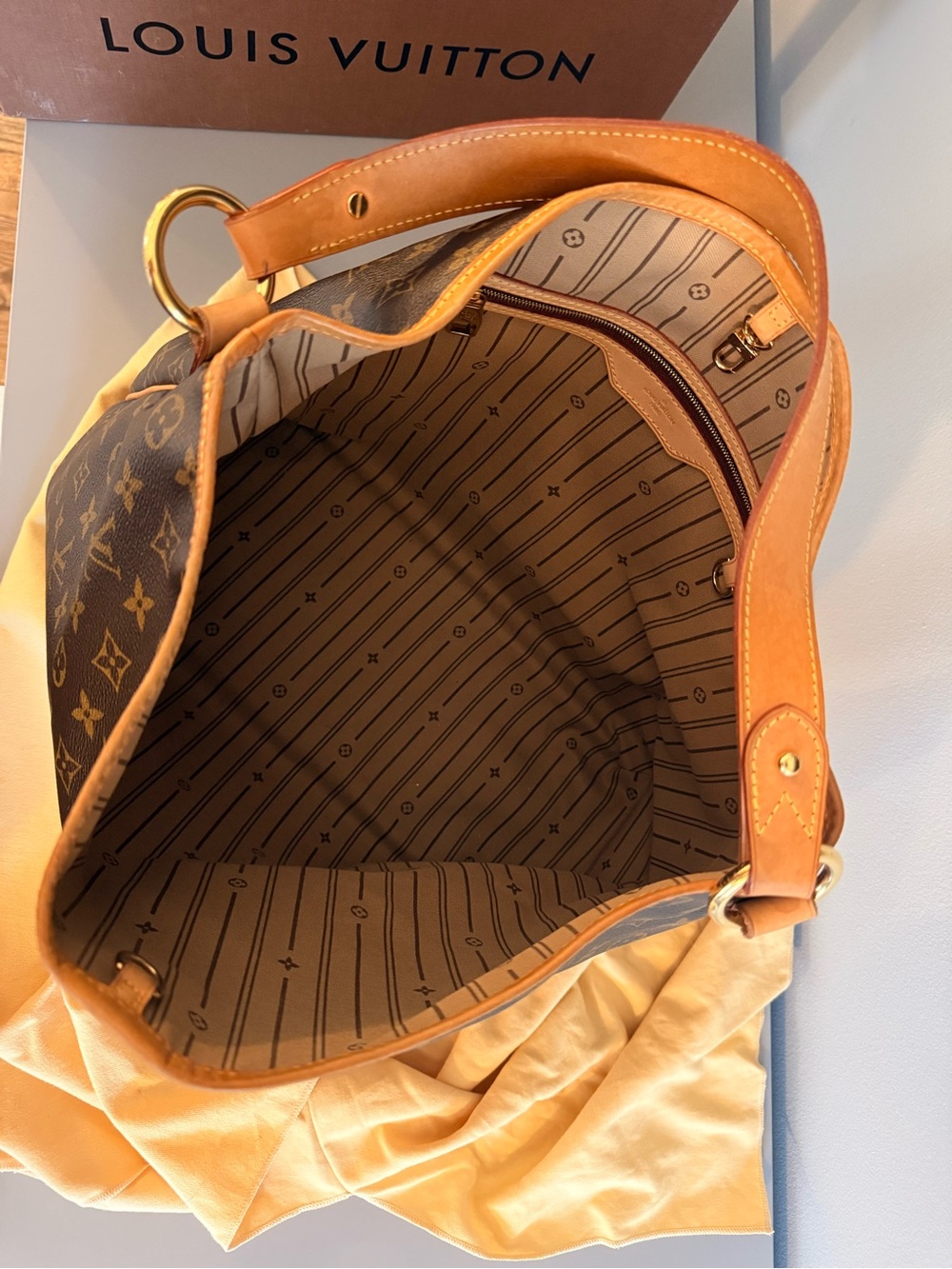 Louis Vuitton Monogram Canvas Shoulder Bag with Natural Vachetta Trim - Picture 5 of 9